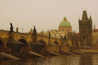 Ukrajinská vlajka na Karlův most patří. Není to jen český symbol - Médium.cz